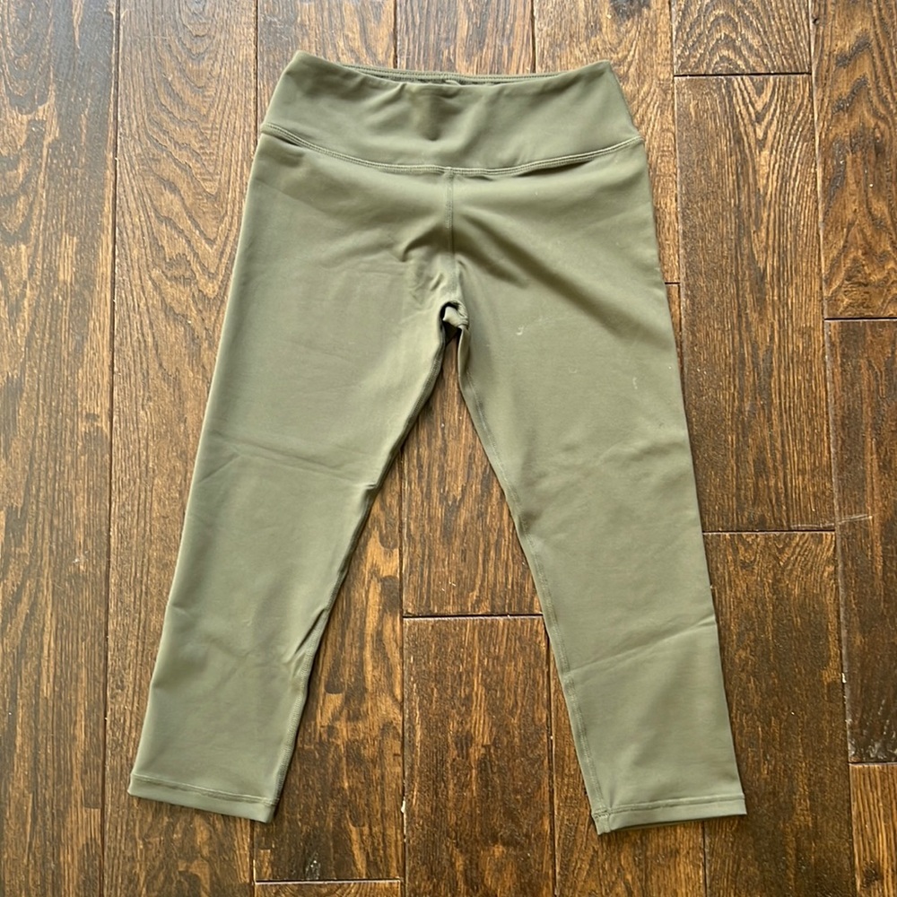 Lululemon green crops 19” size 6